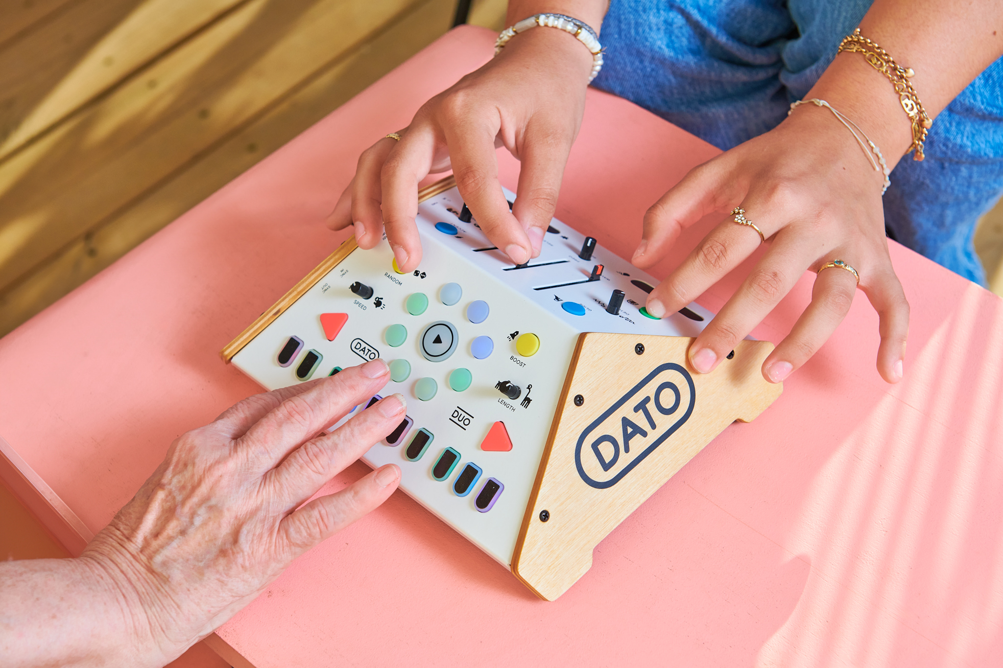 Détail de l'instrument - Vue rapprochée des boutons et potentiomètres, offrant une compréhension approfondie de la simplicité didactique de Comusicazione.